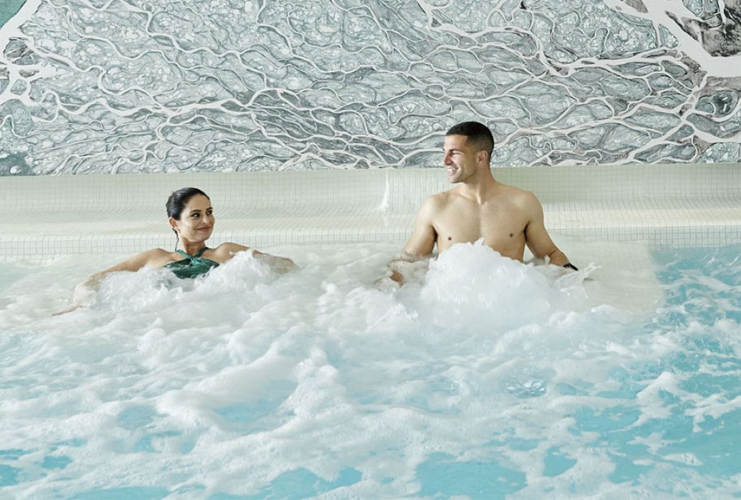 Couple enjoying a spa session in Stic Urban
