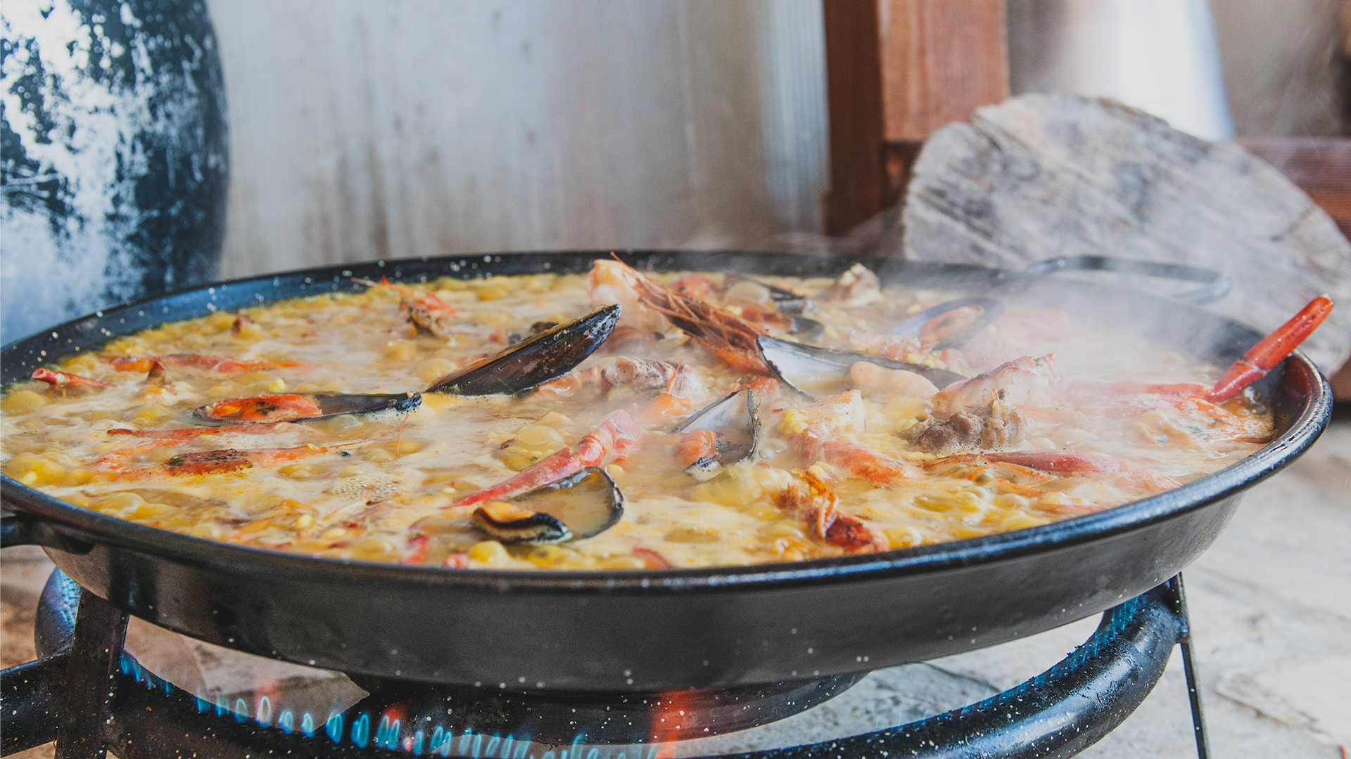 elaboracion de una paella tradicional ibicenca