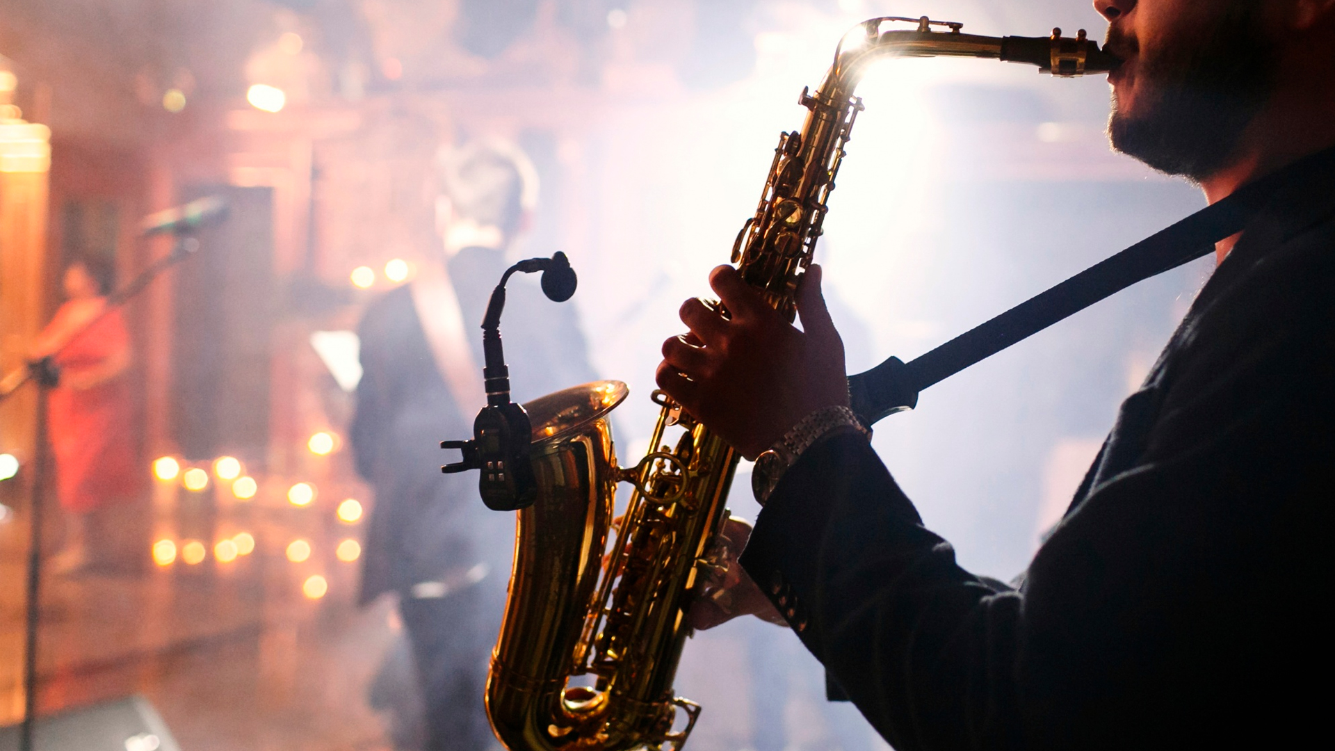 hombre tocando el saxofon