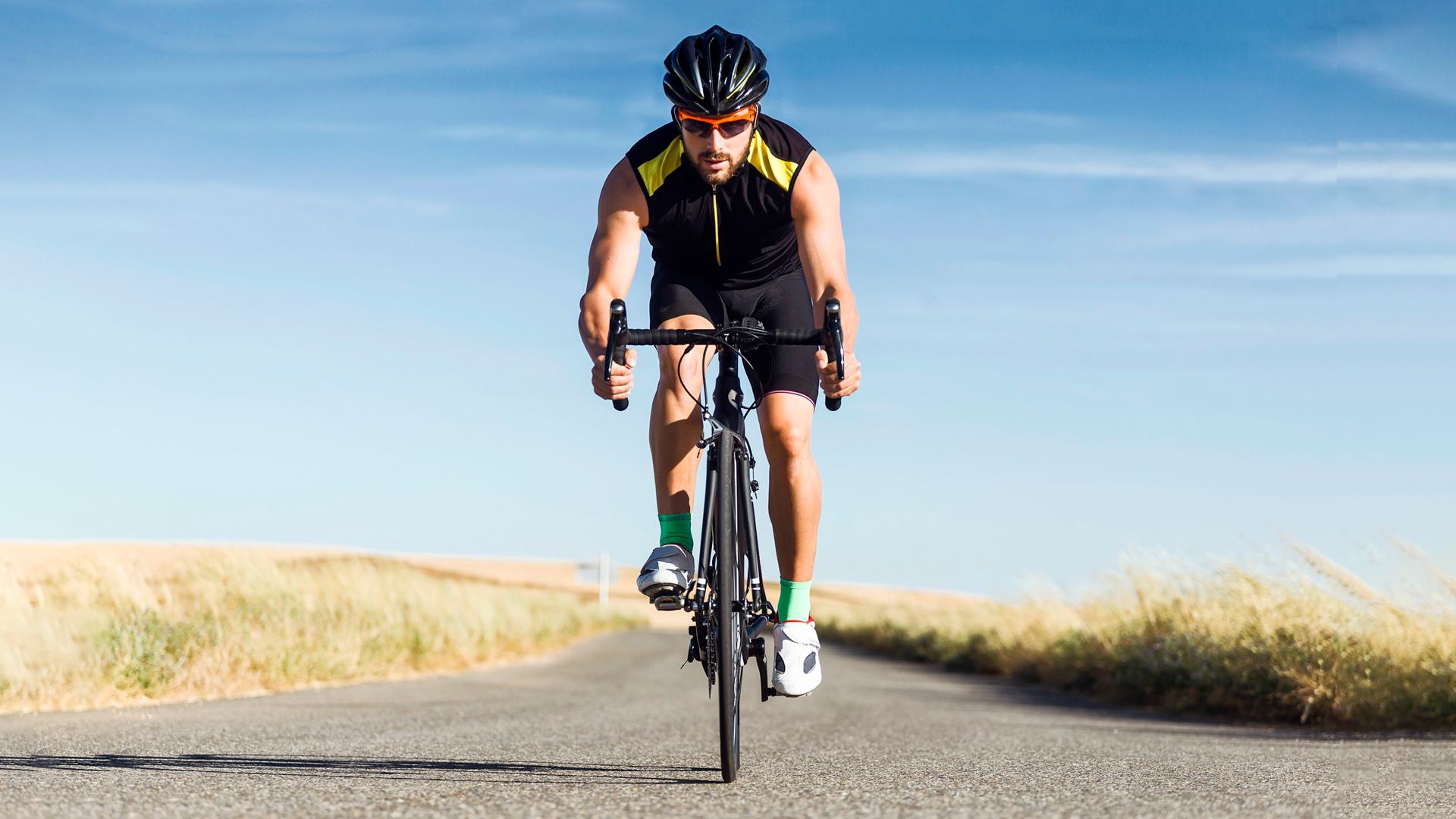 hombre yendo en bicicleta en un triatlon en ibiza