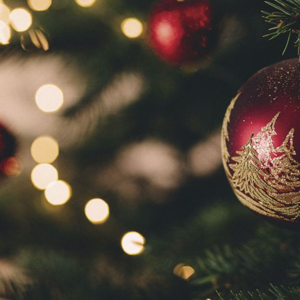 Bola decorada de arbol de Navidad en Ibiza