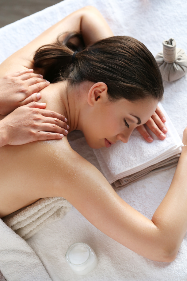 Photograph of a woman having a relaxing massage at Stic Urban.