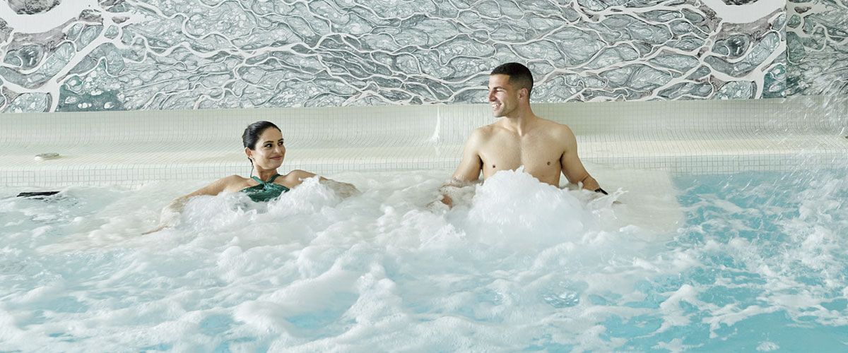 Couple enjoying a spa session in Stic Urban